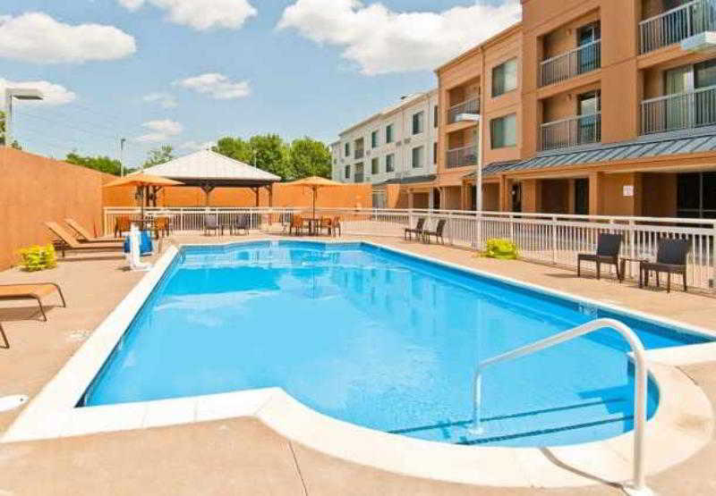 Отель Courtyard Memphis East/Bill Morris Parkway Экстерьер фото