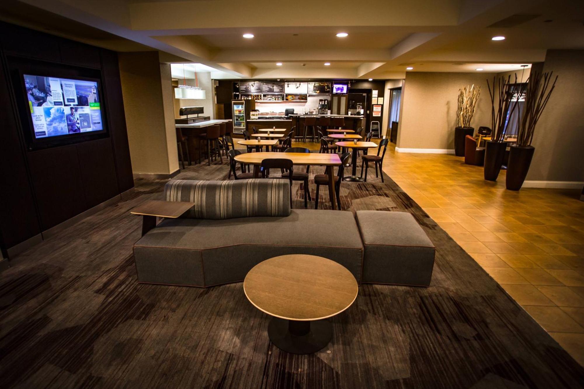 Отель Courtyard Memphis East/Bill Morris Parkway Экстерьер фото