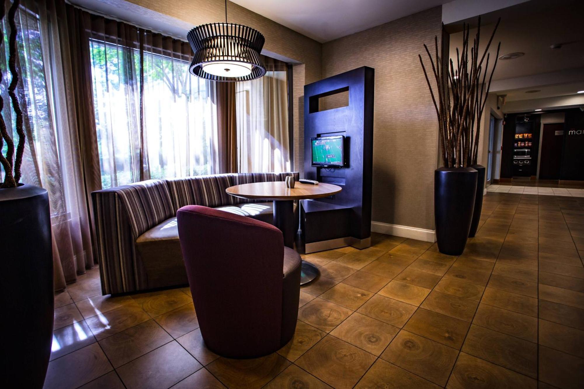 Отель Courtyard Memphis East/Bill Morris Parkway Экстерьер фото